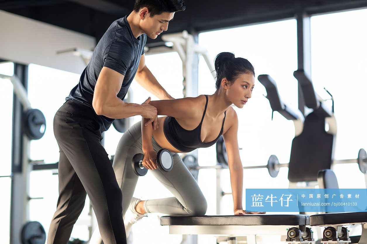 年轻女士上私教课