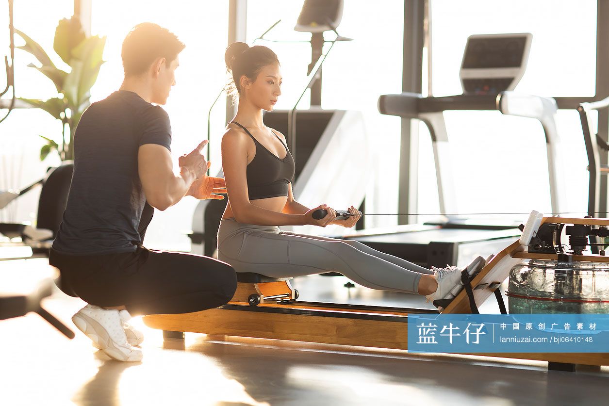 年轻女士上私教课