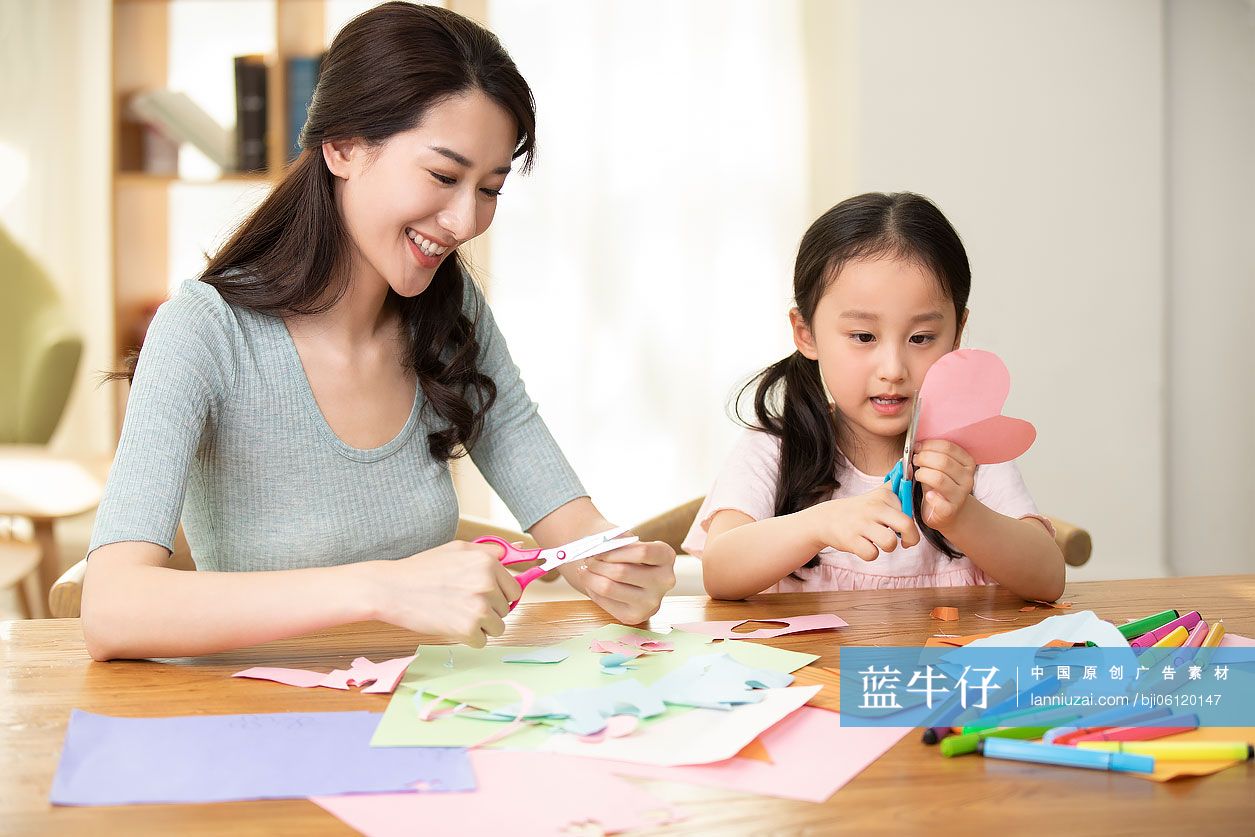 快乐的母女俩在家剪纸