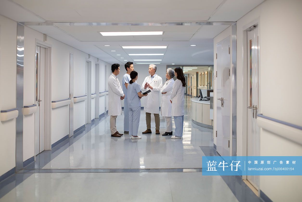 医生们在医院走廊里谈话