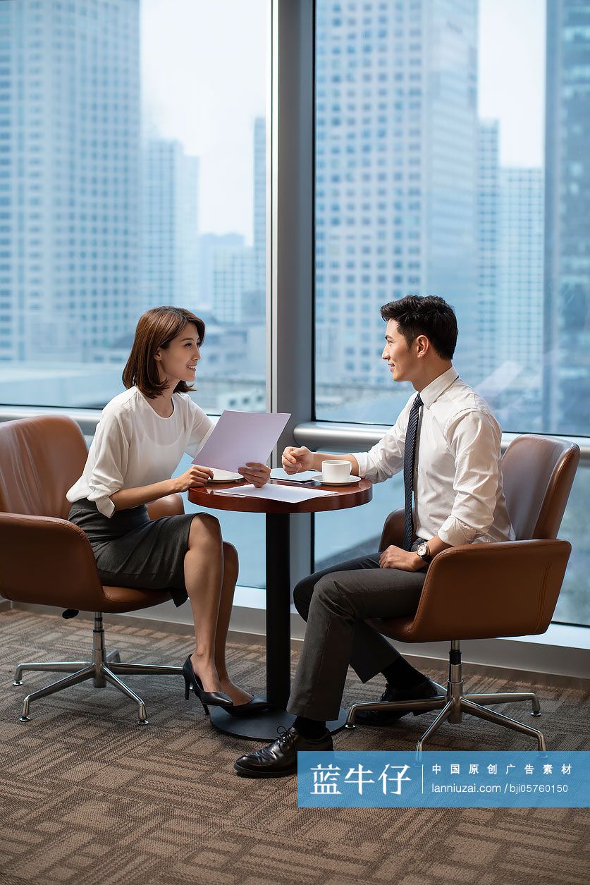 商务人士在办公室谈话