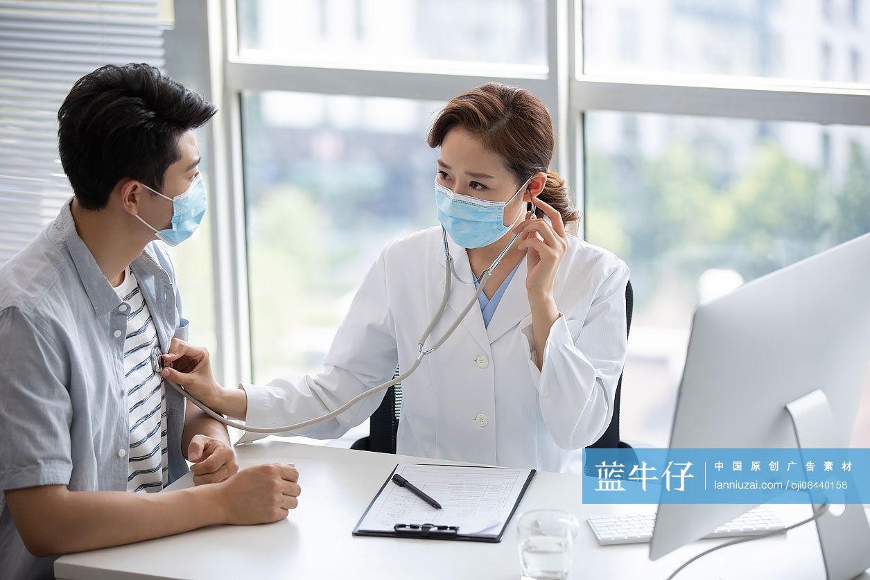 医生使用听诊器检查病人