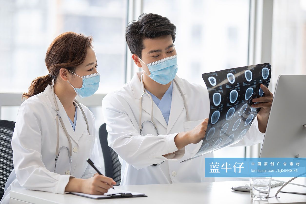 年轻医生讨论X光片