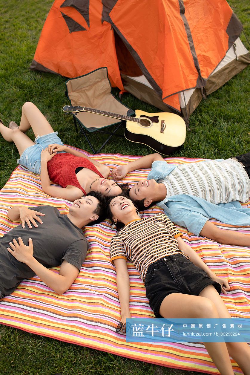 快乐的年轻朋友户外露营