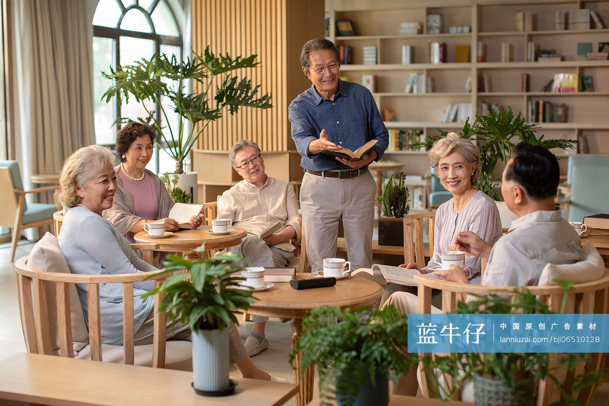 朋友们在书友会分享自己的见解