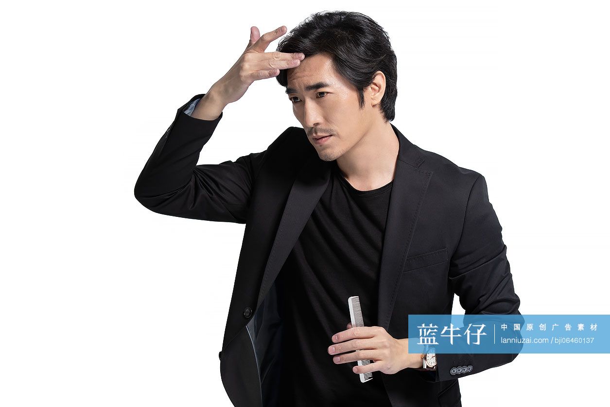 时尚中年男子整理发型