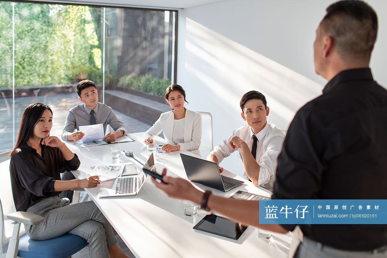 商务人士在会议室开会