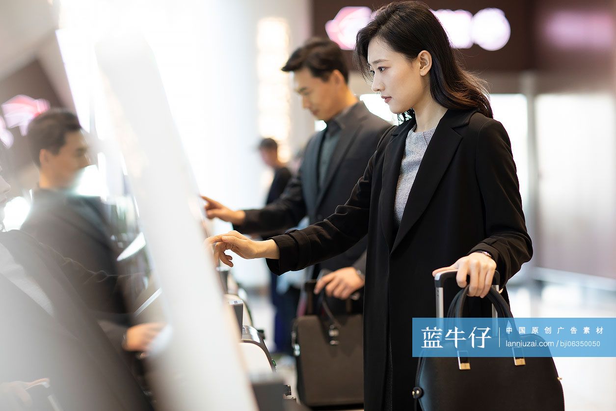 商务人士在机场自助值机