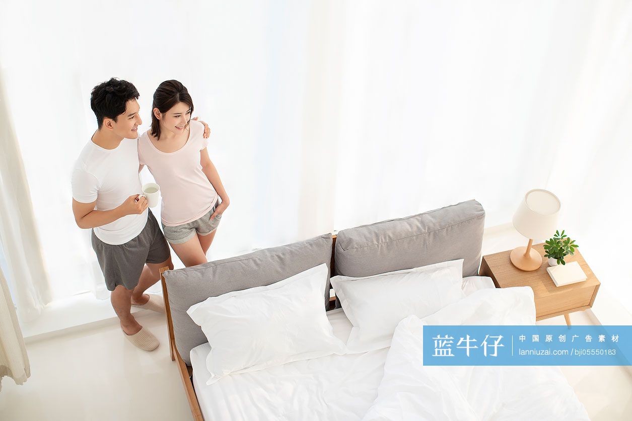 年轻夫妇的居家生活-蓝牛仔影像-中国原创广告影像素材