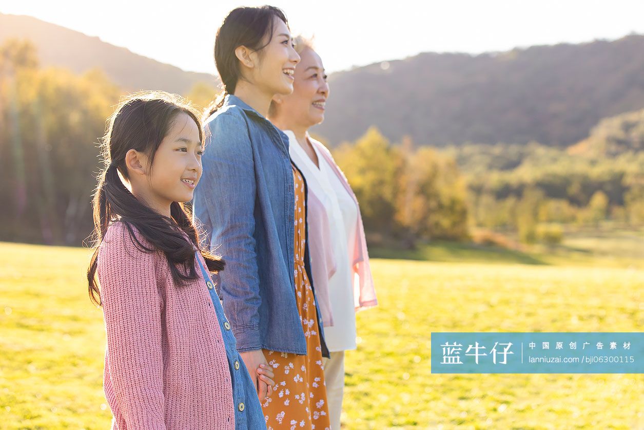 快乐的的家庭在草地上眺望远方