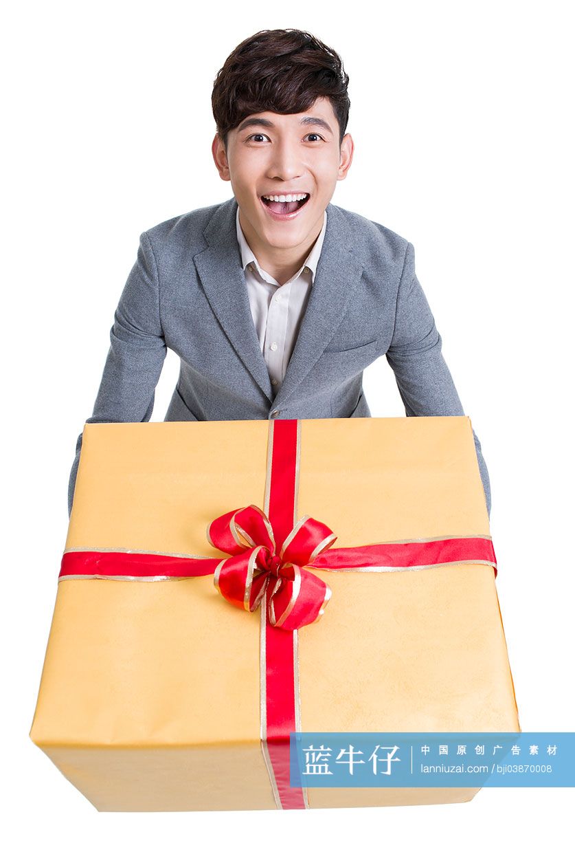 快乐的年轻男子收到一份大礼物