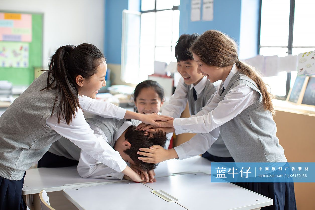 同学们在教室玩耍