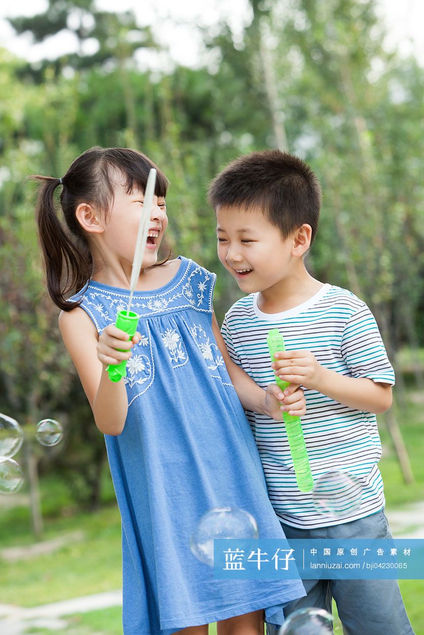 兄妹俩吹泡泡