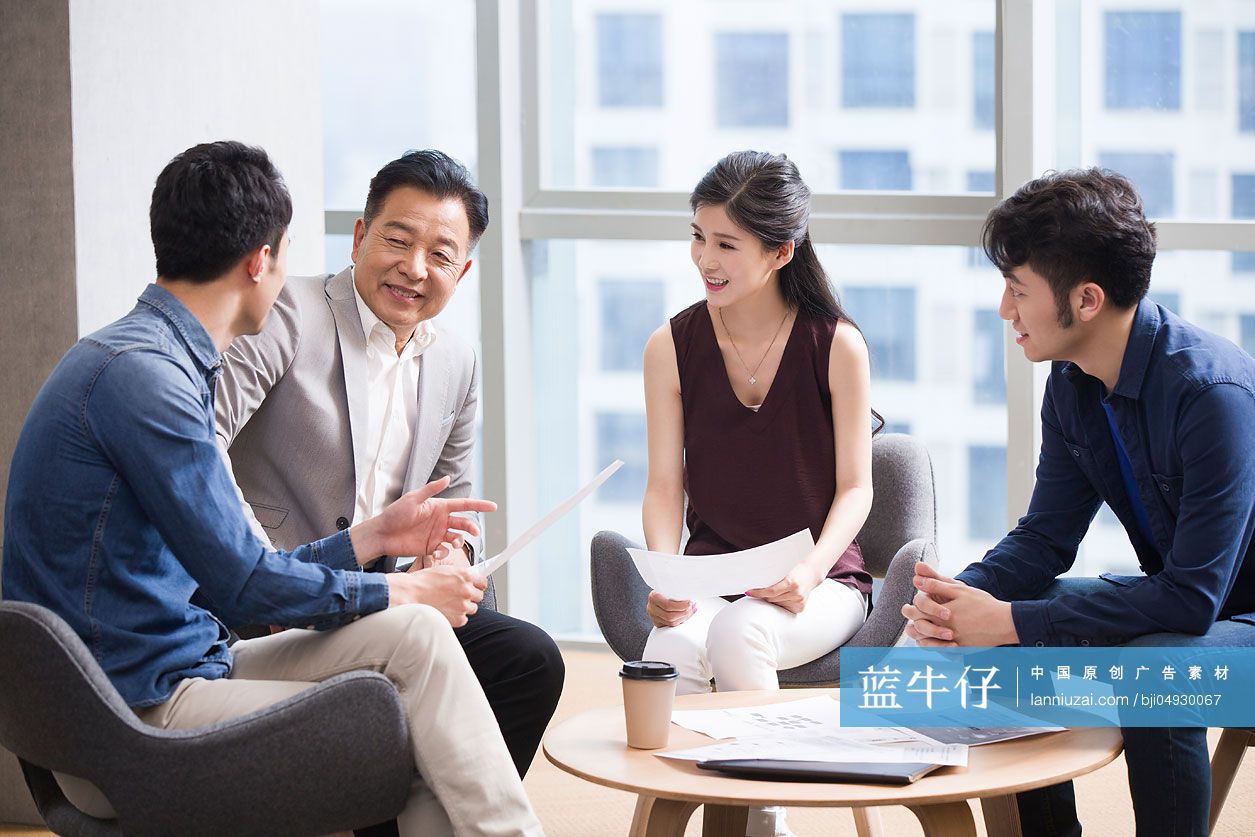 商务人士在办公室开会讨论