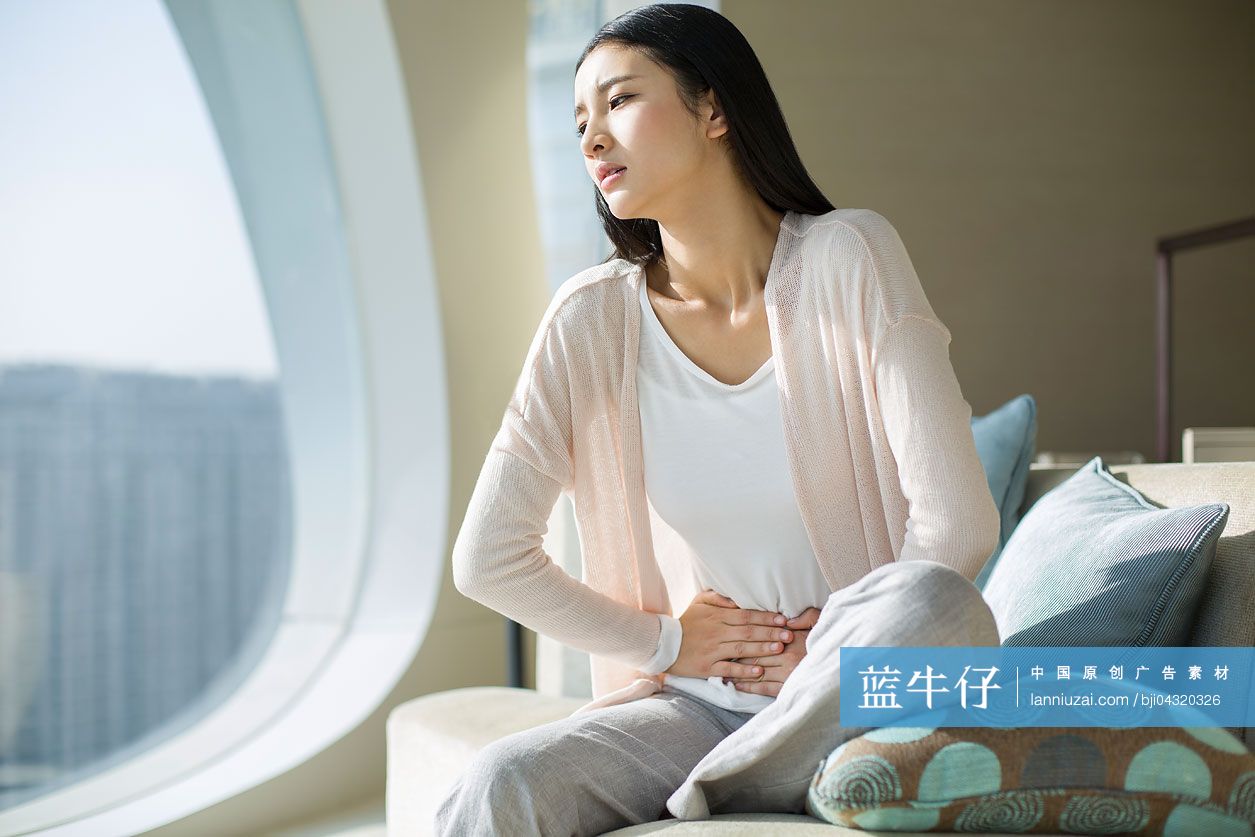 年轻女子肚子疼