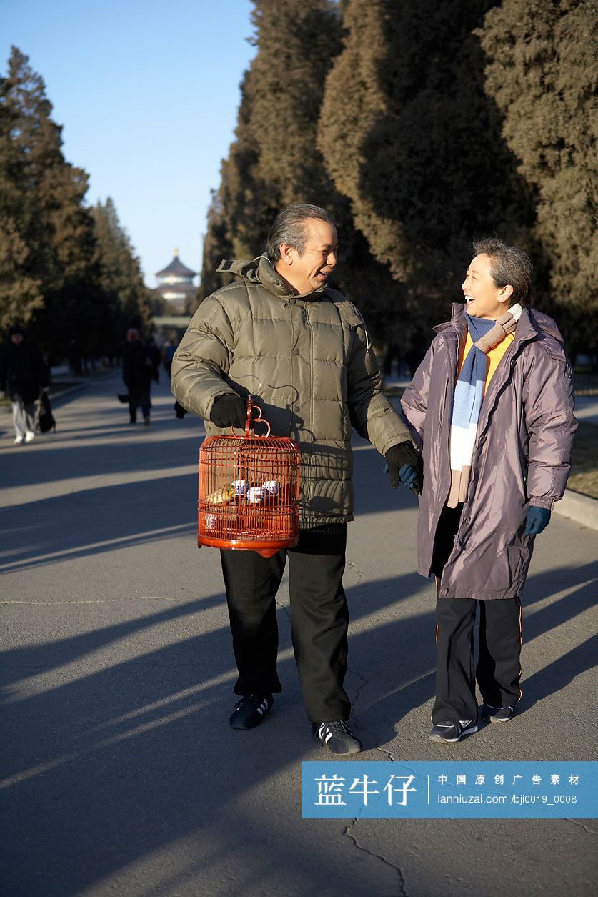 老年夫妇在公园遛鸟