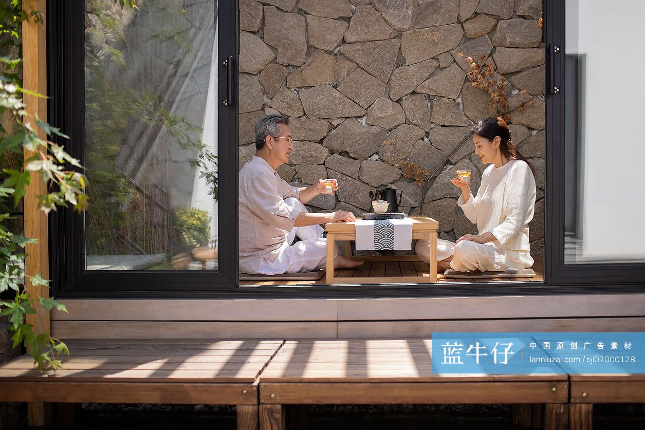 中老年夫妇在茶室里品茶