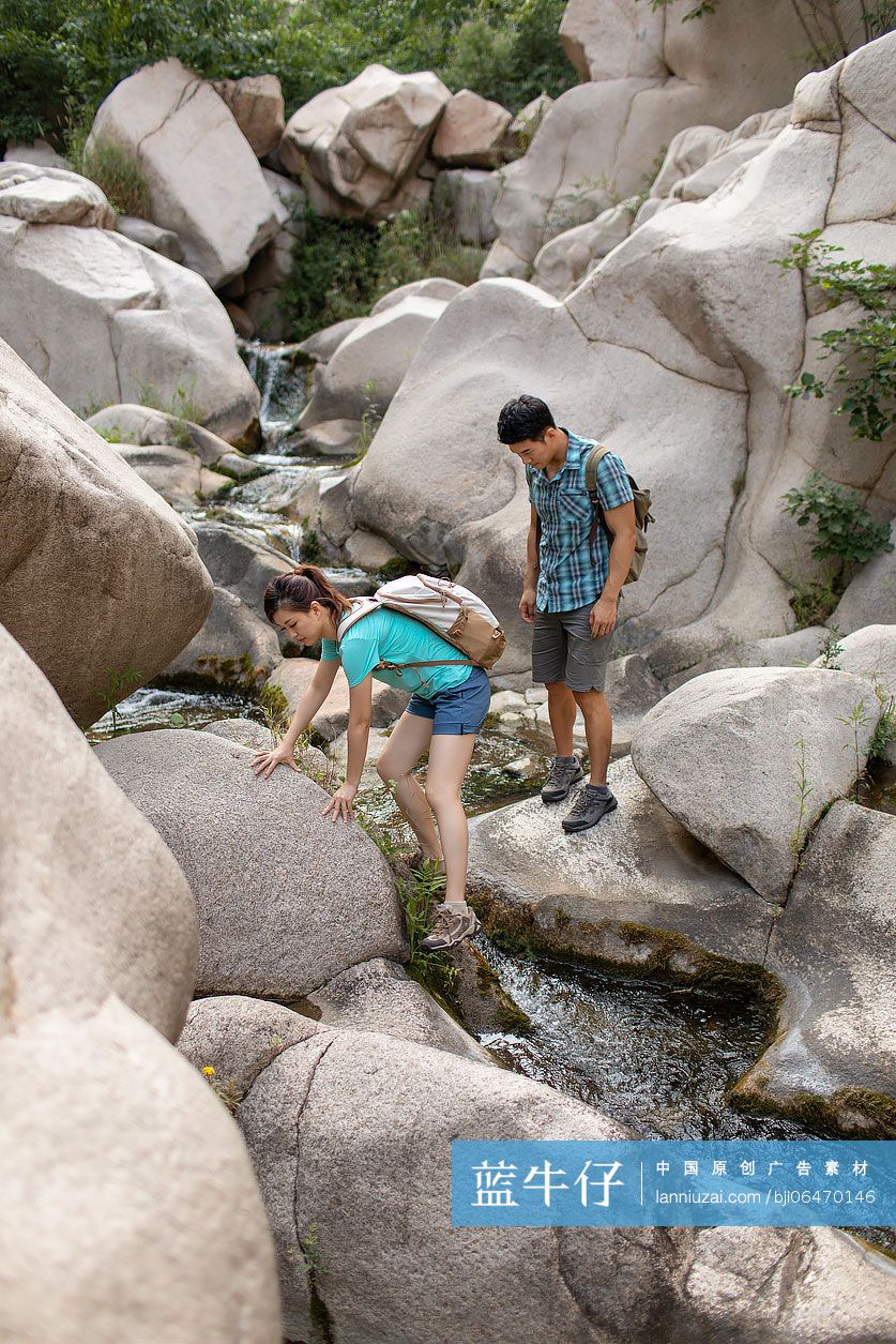 快乐的年轻情侣户外徒步旅行