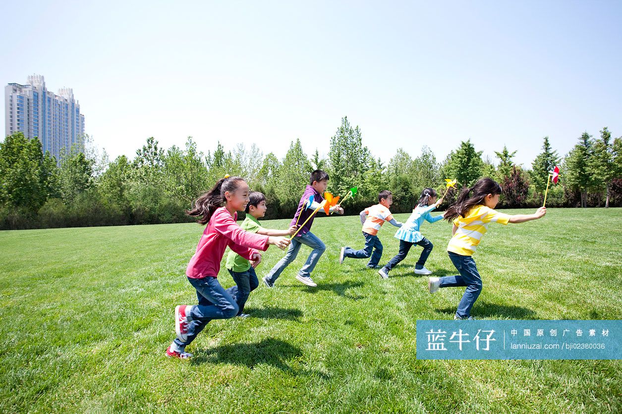 儿童在公园草地上奔跑