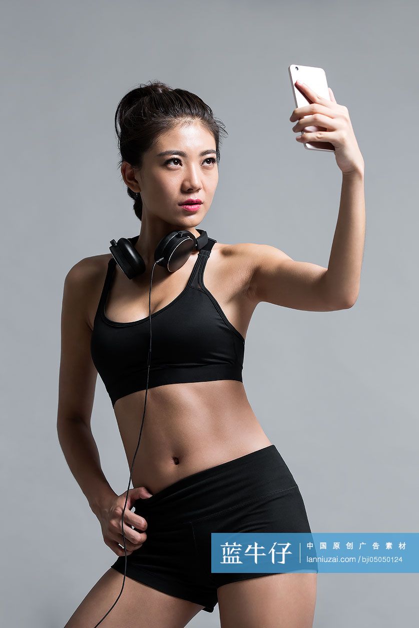 年轻女运动员用手机自拍