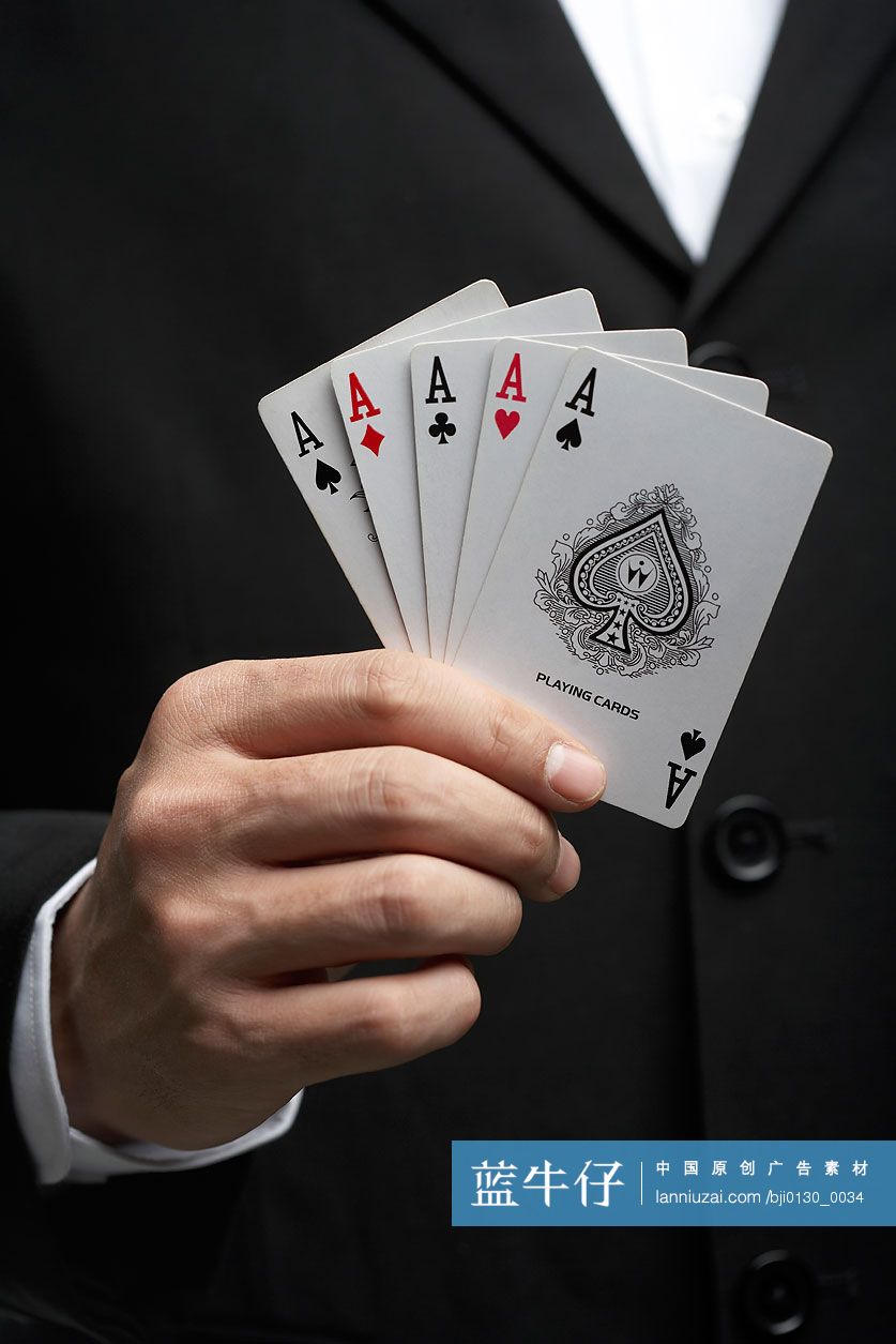 手拿扑克牌