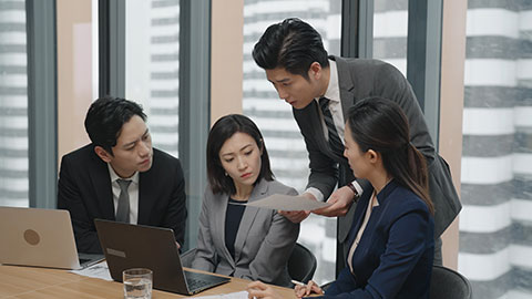 Confident Chinese business people having a meeting,4K