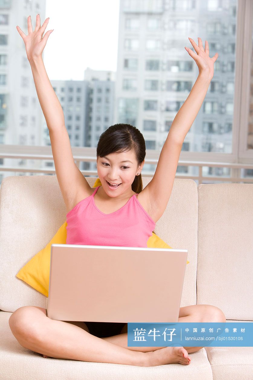 用笔记本电脑的年轻女子