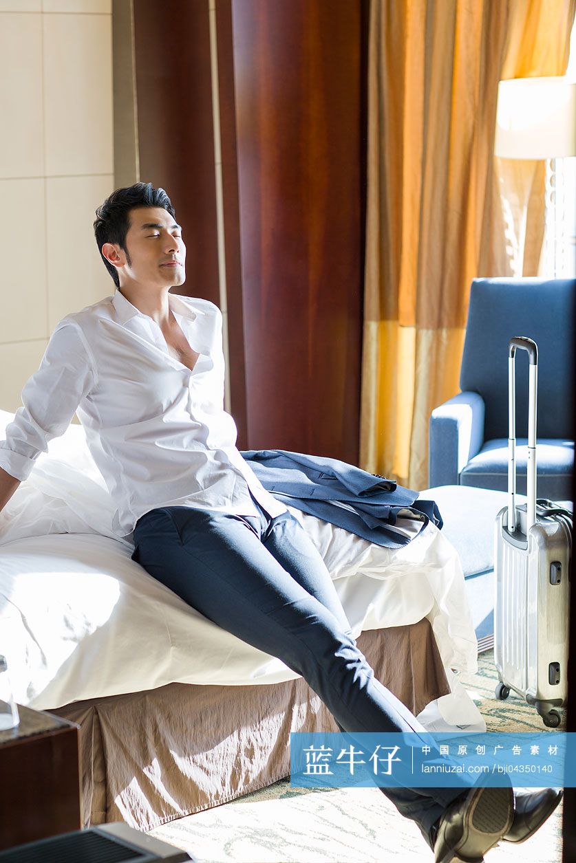 商务男士在宾馆休息