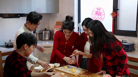 年轻朋友们自制月饼庆祝节日
