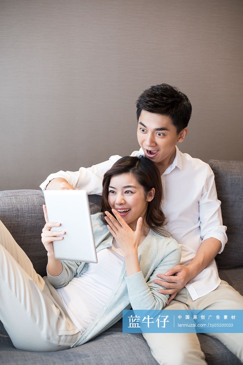 年轻夫妇在家使用平板电脑-蓝牛仔影像-中国原创广告影像素材