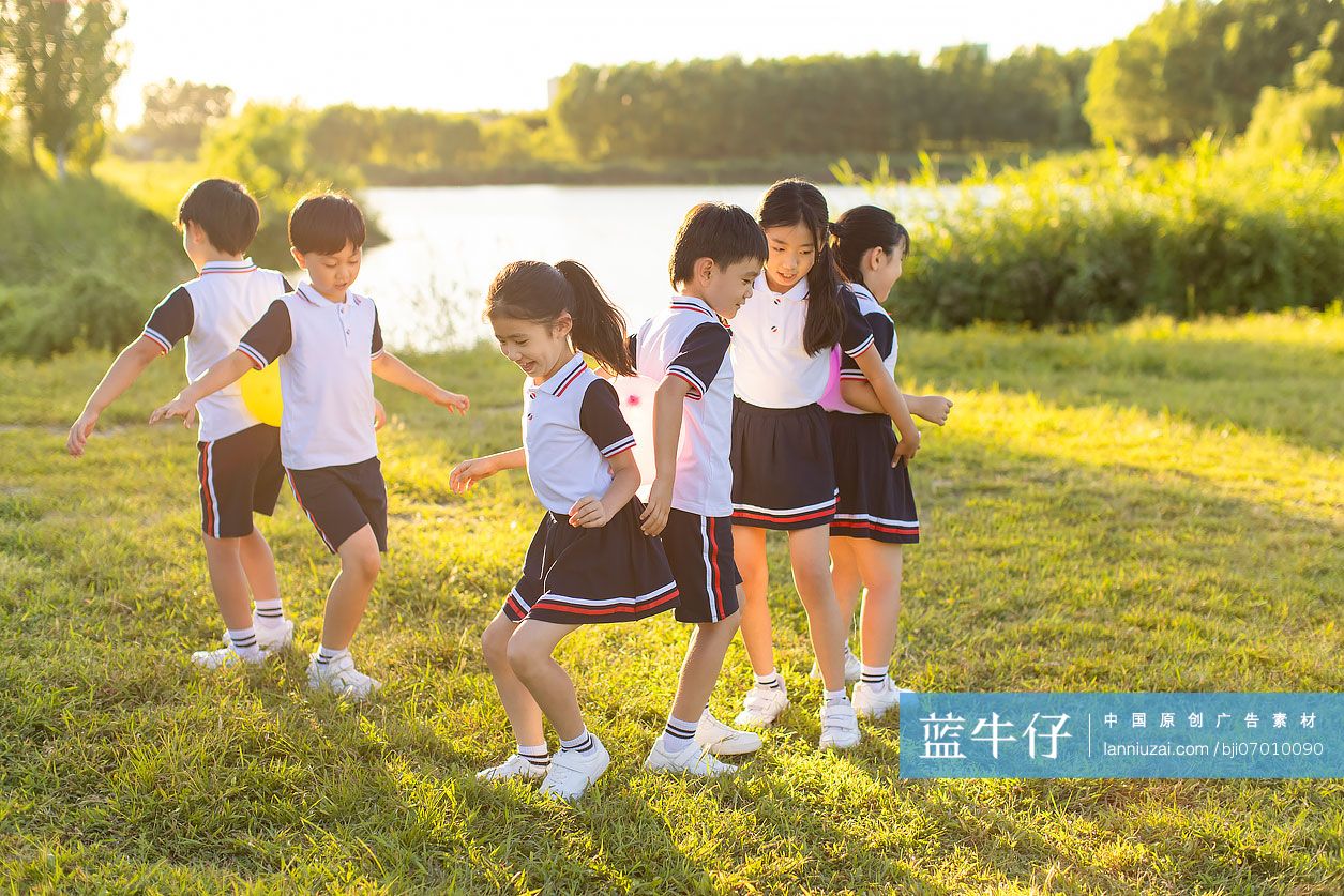 快乐的小学生在草地上玩