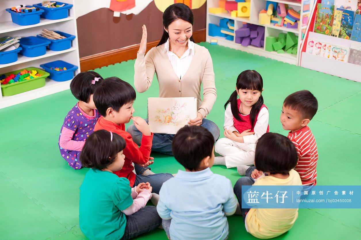 小朋友举手回答幼儿园老师问题