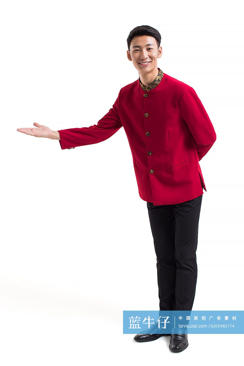 年轻服务员做出欢迎手势