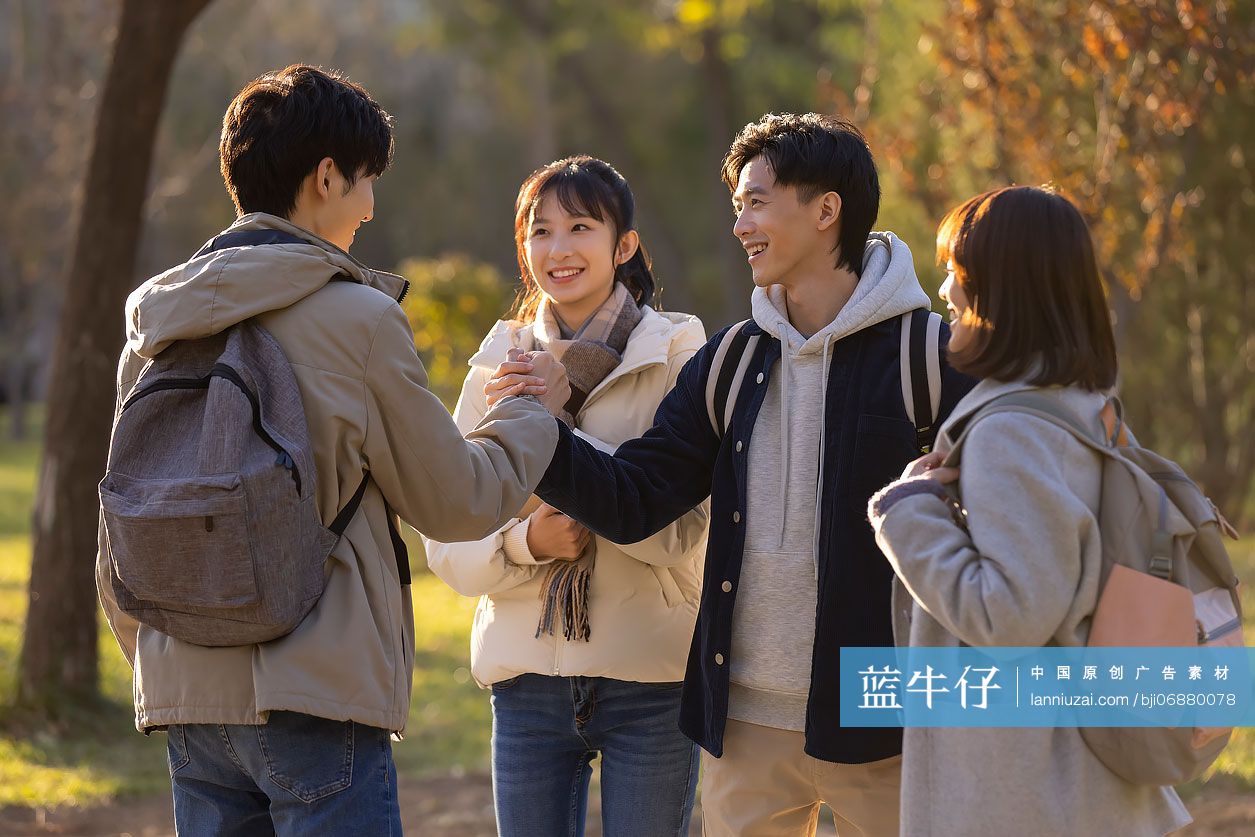 大学生在校园里聊天