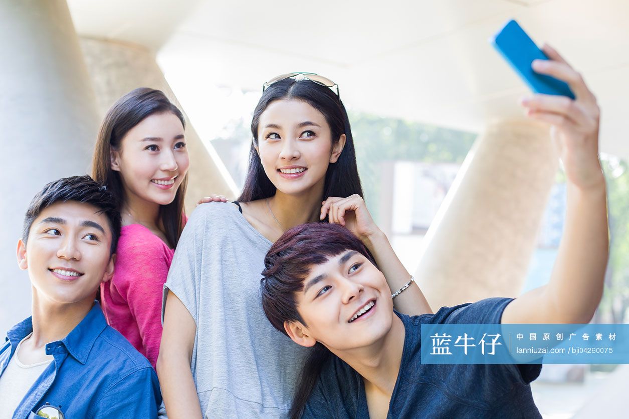 年轻朋友用手机自拍