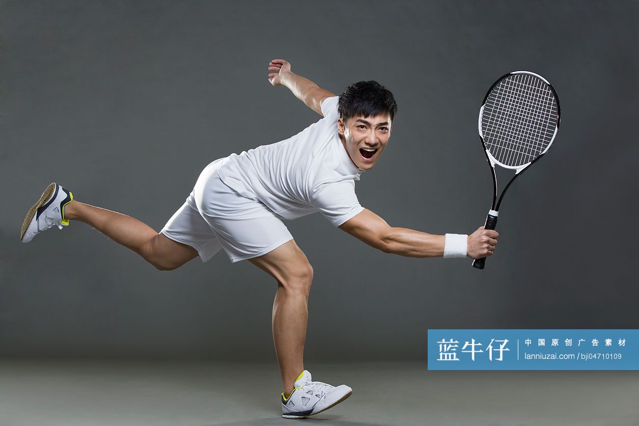 年轻男子打网球