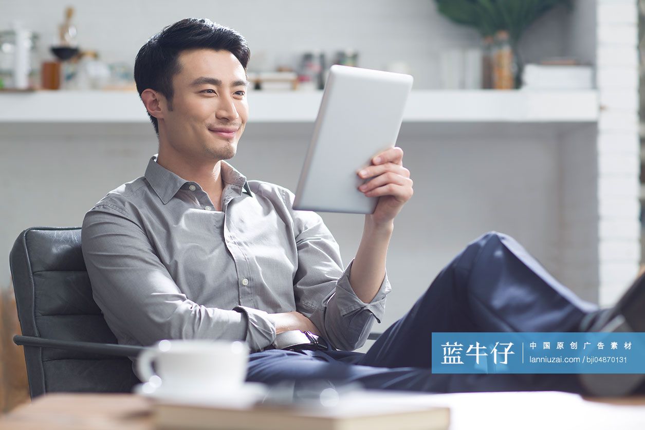 年轻商务男子在办公室使用平板电脑