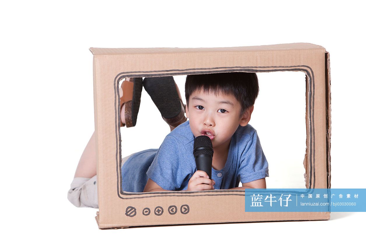 小男孩和玩具电视