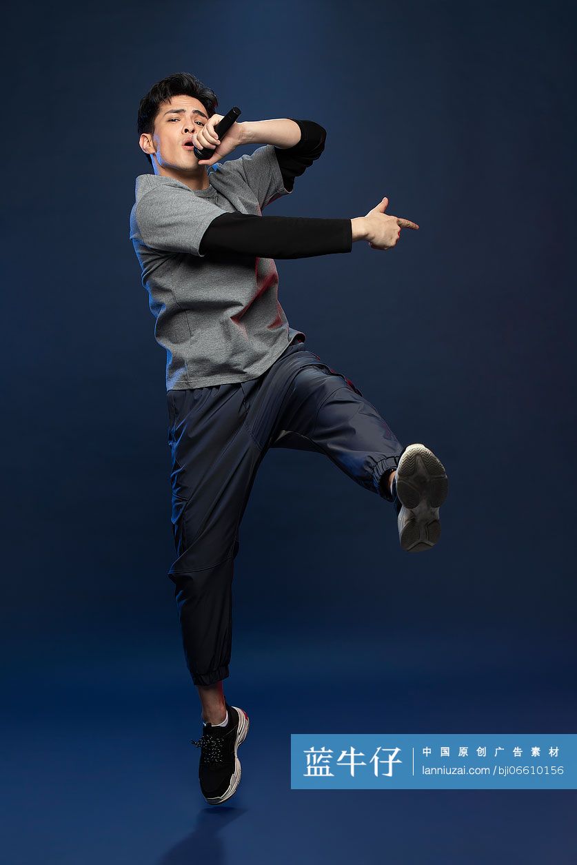 年轻的说唱歌手