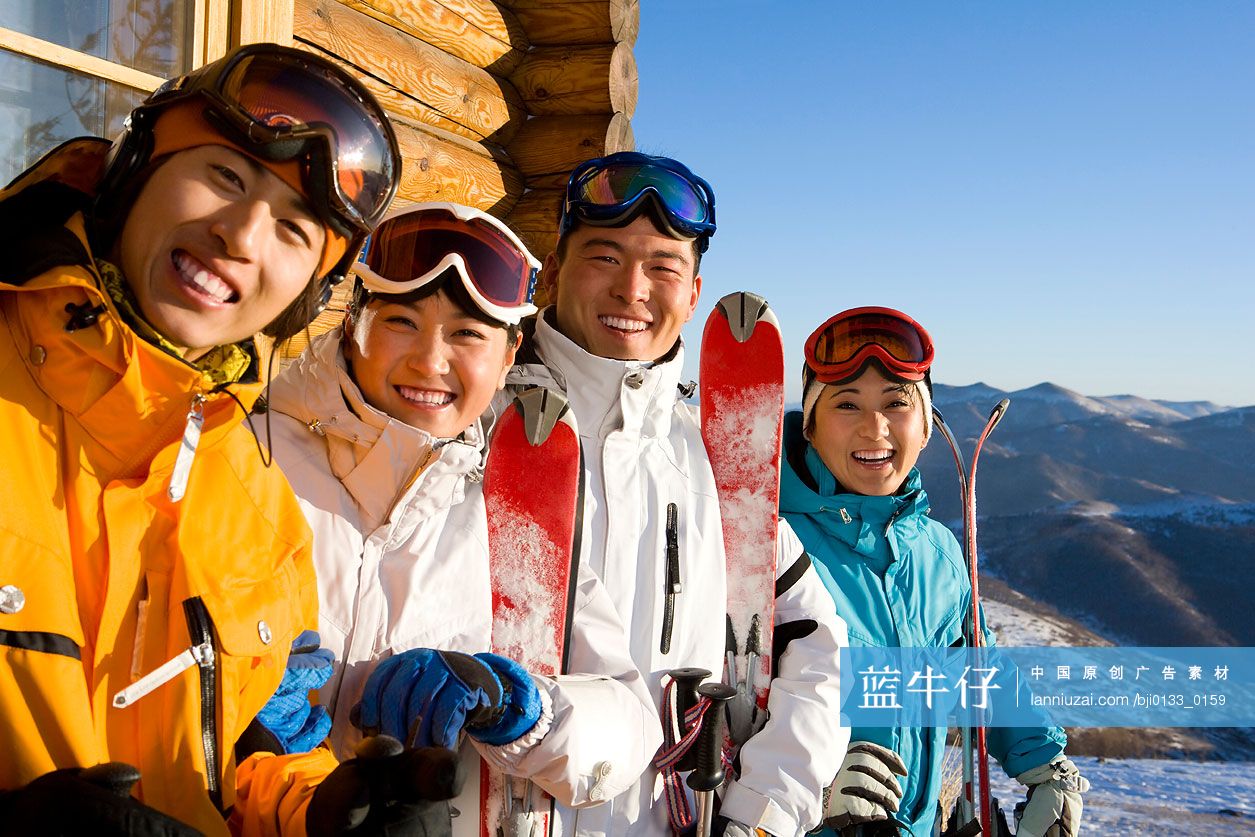 木屋外的年轻人