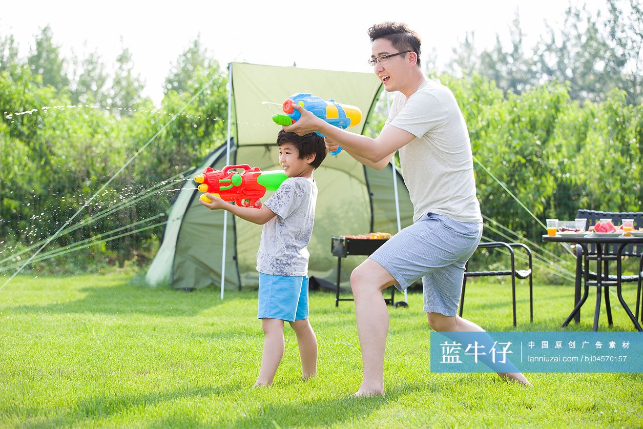快乐的父子玩水枪