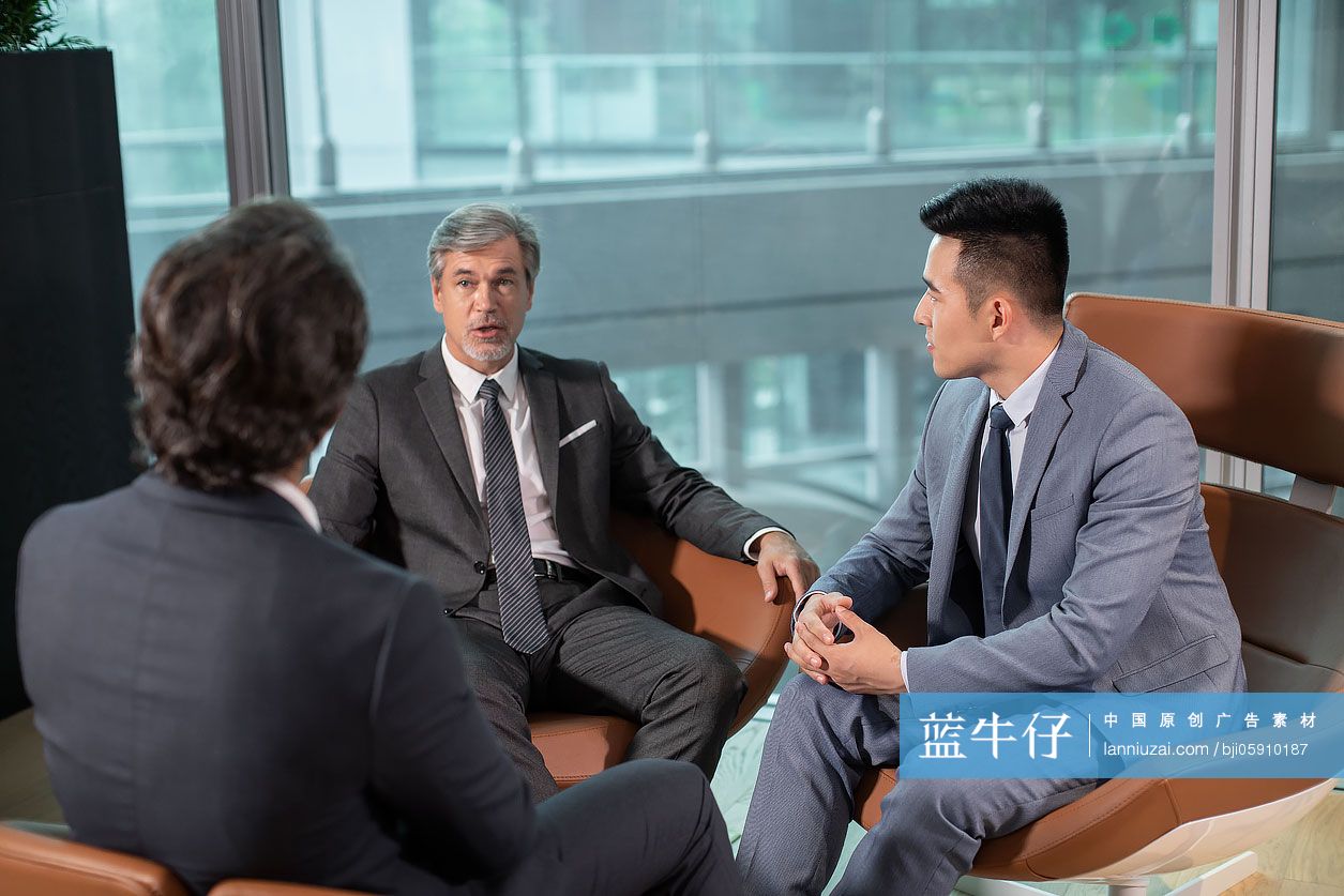 商务男士在办公室谈话