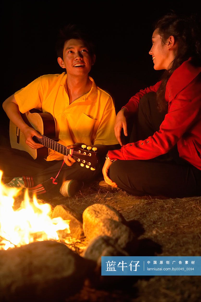 年轻朋友在篝火旁