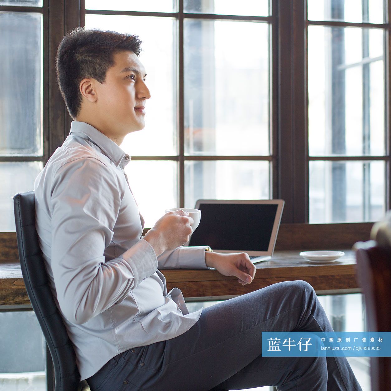 年轻男子在咖啡馆喝咖啡