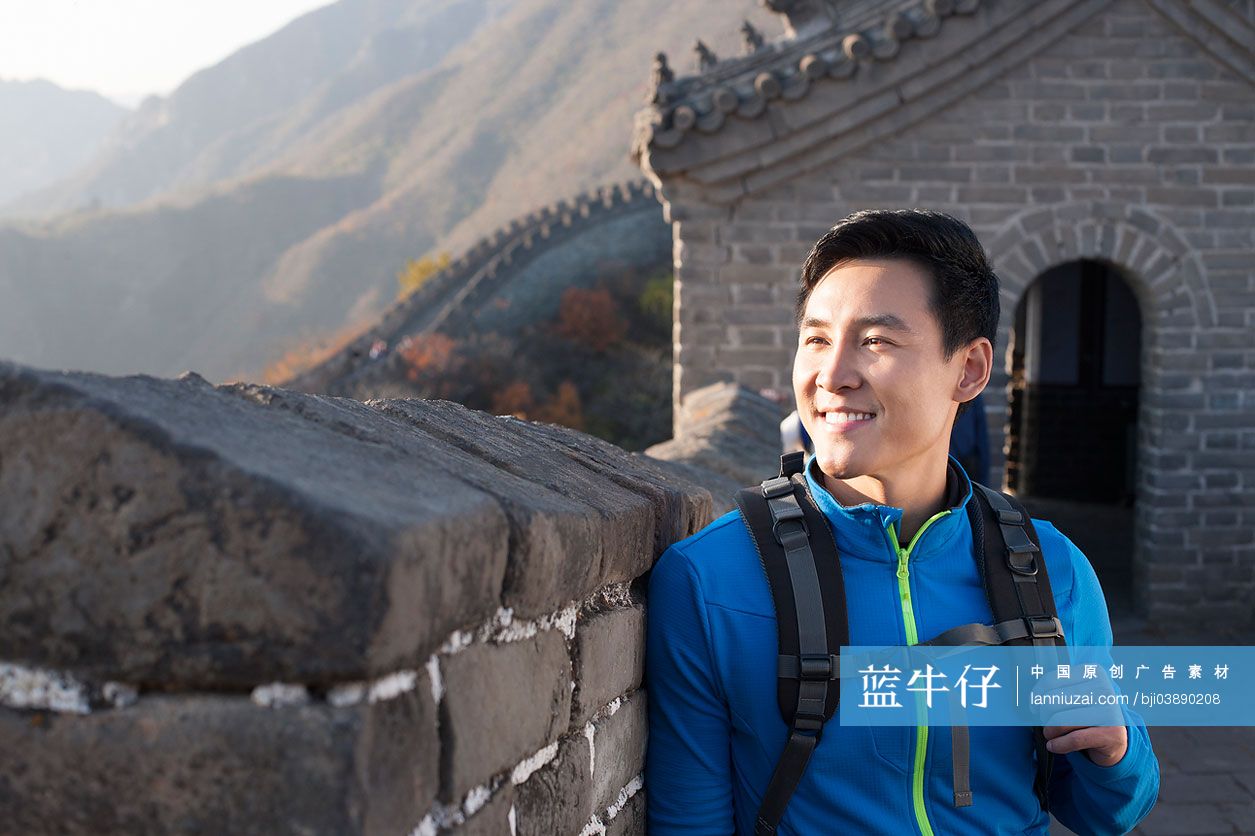 年轻男子到长城旅游