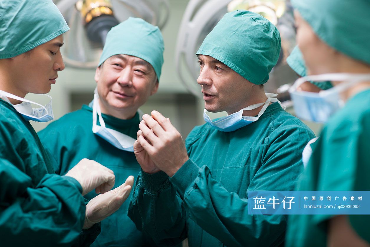 医疗团队在手术室里讨论