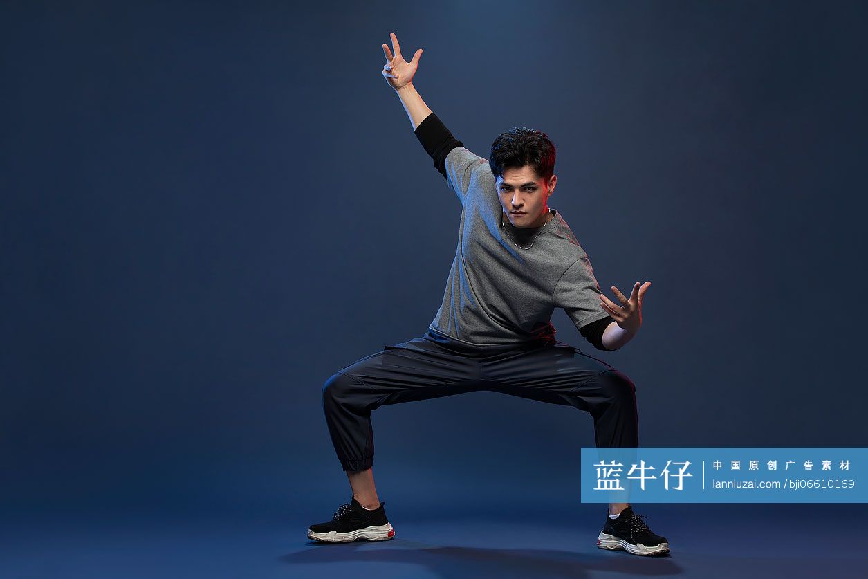 时尚的年轻男子跳舞