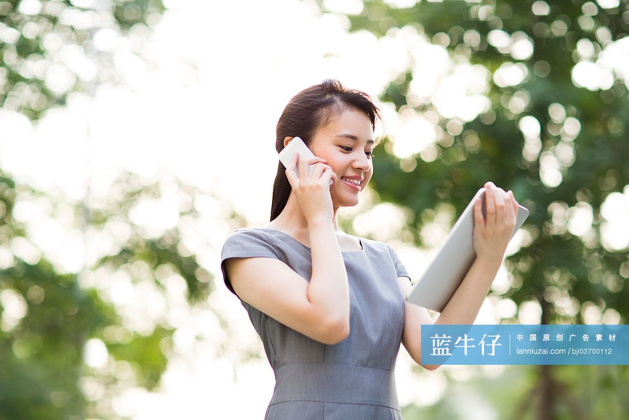 商务女性打电话