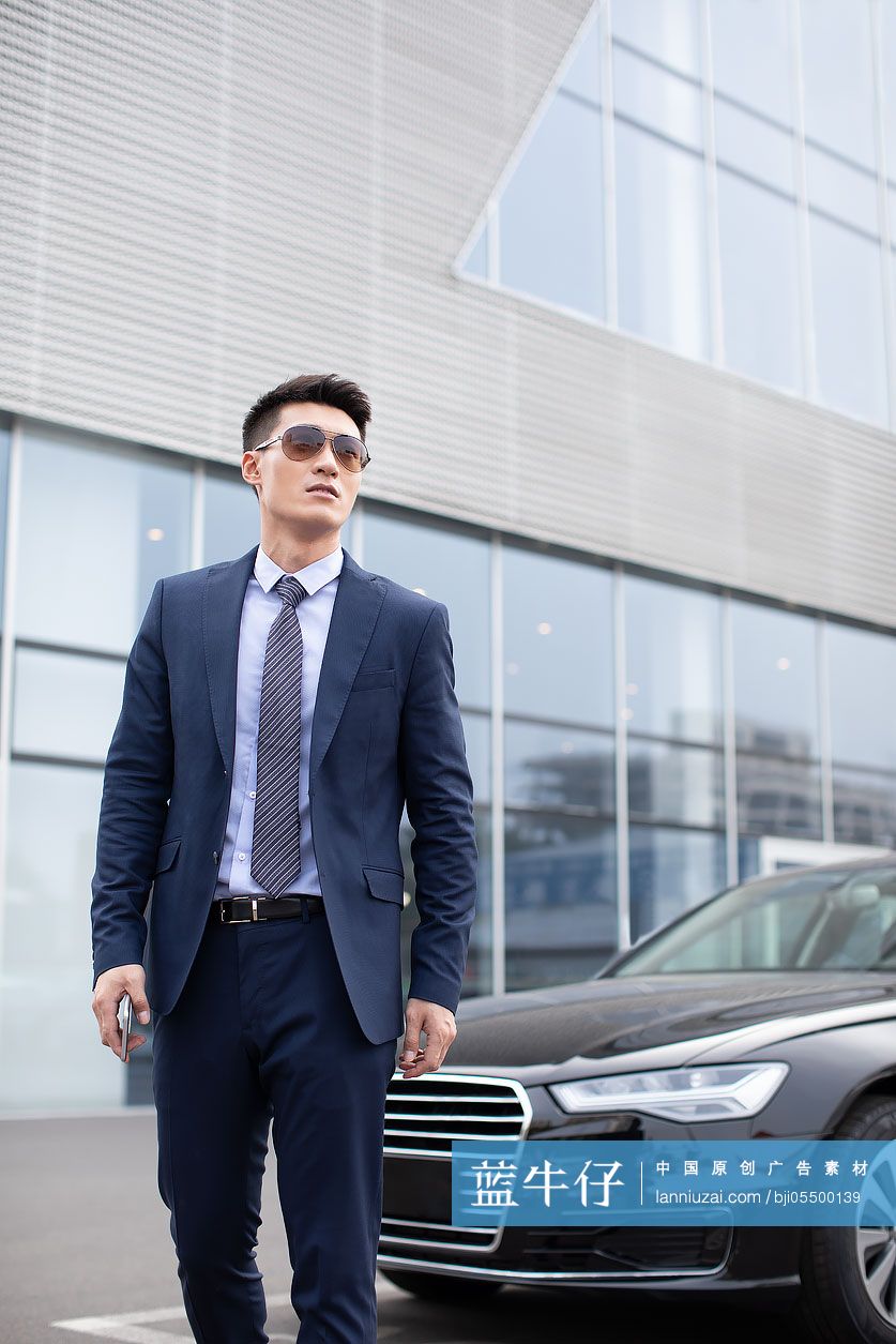 成功商务男士使用手机