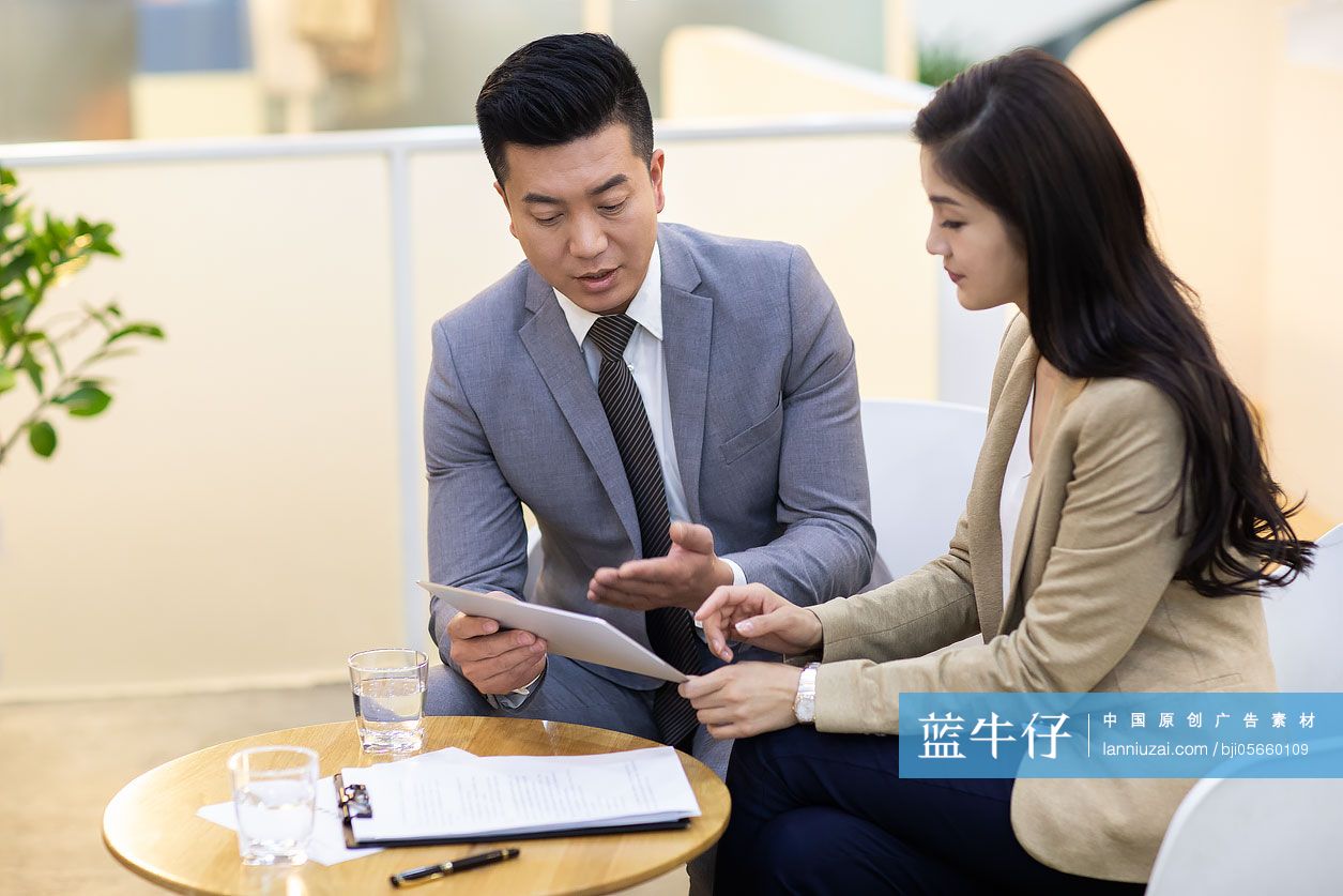 商务人士在办公室使用平板电脑